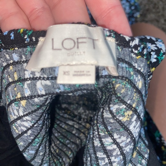 Loft outlet women’s X small black with flower print - Picture 3 of 3
